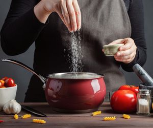 Za dużo soli w potrawie? Te proste triki uratują każde danie