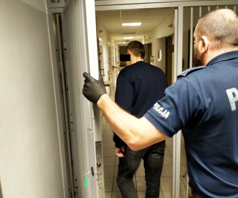 Atak siekierą na plebanię w Warszawie. Napastnik uciekł, bo zobaczył księdza. Nareszcie wpadł w ręce policji