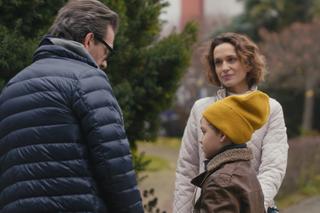 Na dobre i na złe odc. 874: Artur Bart (Piotr Głowacki), Tymek (Oliwier Grzegorzewski), Julka Burska (Aleksandra Hamkało)