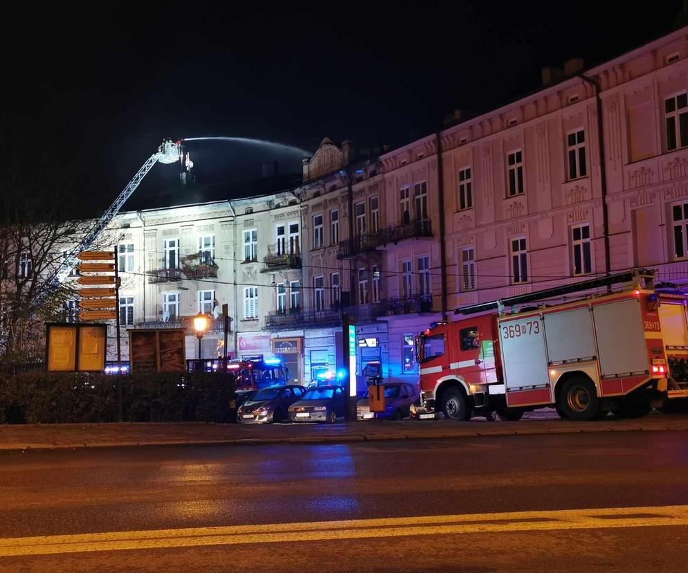 Ewakuacja z płonącej kamienicy w Przemyślu. W pożarze ucierpiał jeden ze strażaków 