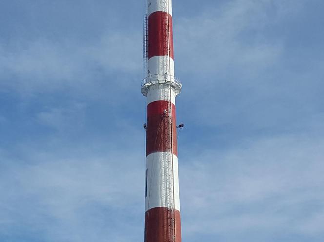 ​Najwyższa budowla w Lesznie przechodzi malowanie. Komin MPEC-u jak nowy