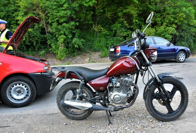 Pijany kierowca koparki uszkodził dwa samochody i motocykl
