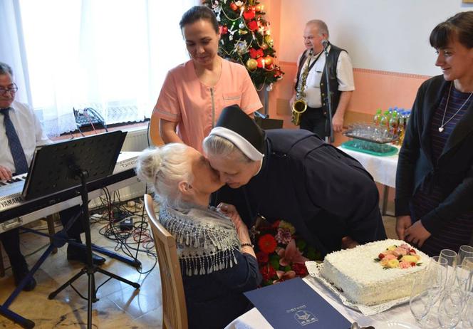 Jest starsza niż polska niepodległość! Na 102. urodziny pani Aniela zatańczyła z wójtem 