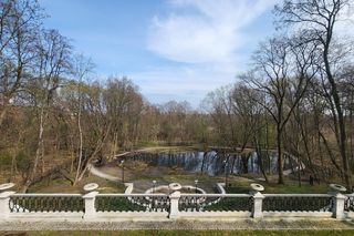 Stołeczna uczelnia może pochwalić się bajkowym ogrodem. Już niedługo będzie dostępny dla wszystkich 