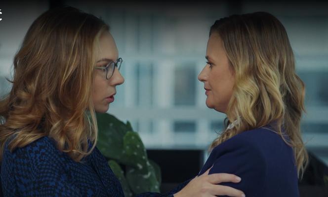 M jak miłość, odcinek 1718. Julia (Marta Chodorowska), Sylwia (Hanna Turnau)