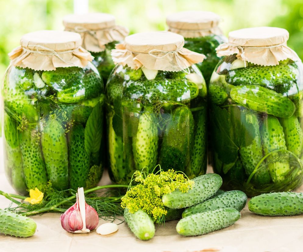 Jak kisić ogórki? Sprawdzony przepis na kiszenie ogórków