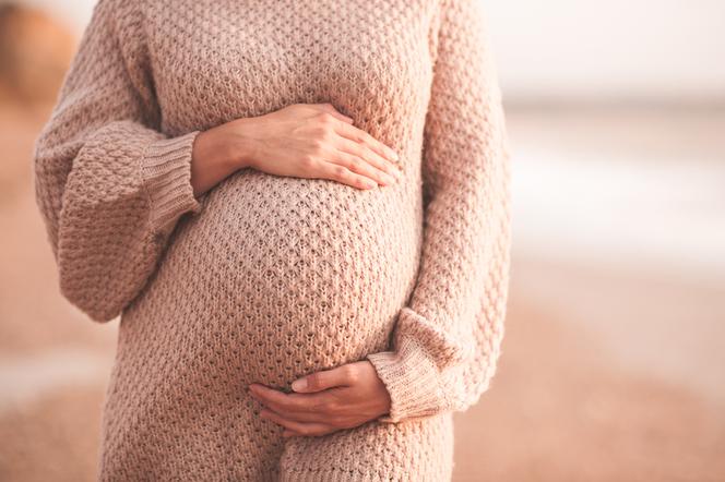 zbliżenie na brzuch kobiety w ciąży