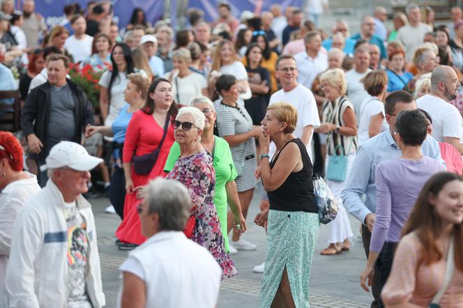 Potańcówka przed teatrem w Katowicach