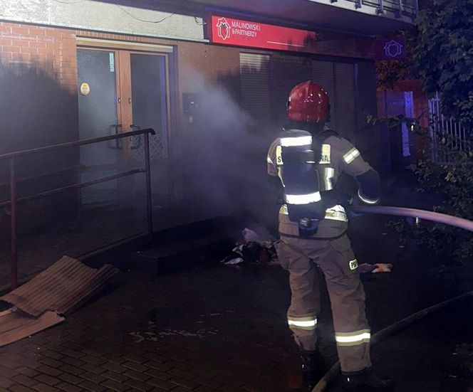 Toruń. Pożar bloku przy ul. Lubickiej. Dwie osoby wyskoczyły z okna [ZDJĘCIA]