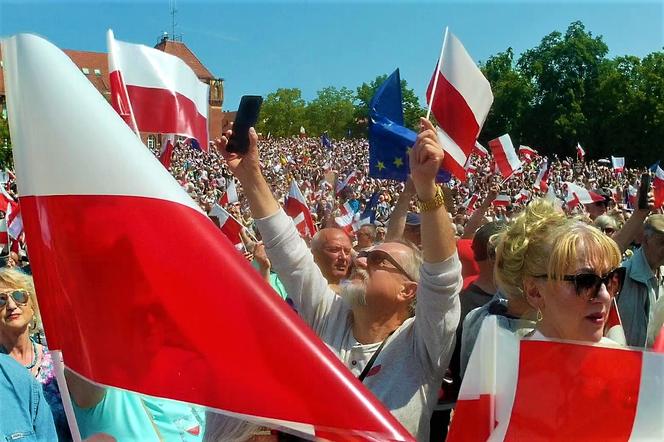 Manifestacja 4 czerwca na placu Solidarności w Szczecinie