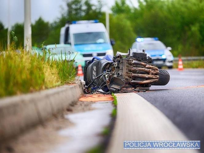 38-latek uderzył w bariery, motocykl rozpadł się na dwie części