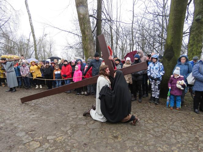 Misterium Męki Pańskiej na kalwaryjskim wzgórzu w Piekarach Śląskich