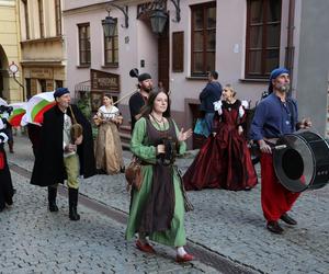 Korowód w ramach Międzynarodowego Festiwalu Renesansu w Lublinie