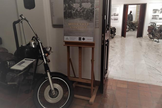 Na wystawie pt. Motocykle i Siedlce. Zarys historii motoryzacji w Siedlcach można podziwiać nie tylko zdjęcia, ale też oryginalne, zabytkowe pojazdy 