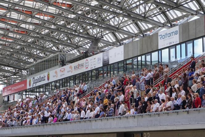 Kongres Świadków Jehowy Białystok 2024. Tłumy wiernych na Stadionie Miejskim