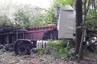 Zderzenie osobówki z ciężarówką w Antoniewie! Droga zablokowana! [ZDJĘCIA] 