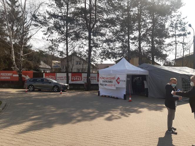 Czekając na swoją kolej nie wysiadaj z auta