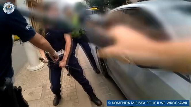 Wrocław. Policjanci rozbili szybę i siłą wyciągnęli 45-latkę z BMW. Nie chciała wysiąść [ZDJĘCIA].