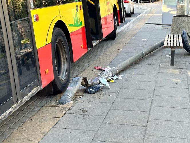 Kierowca autobusu miejskiego gruchnął w latarnię. Ta runęła na kobietę!