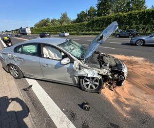 Zderzenie trzech aut, jedno dachowało