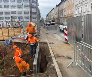 Awaria wodociągowa na Królowej Jadwigi w Bydgoszczy. Duże utrudnienia dla kierowców [ZDJĘCIA]