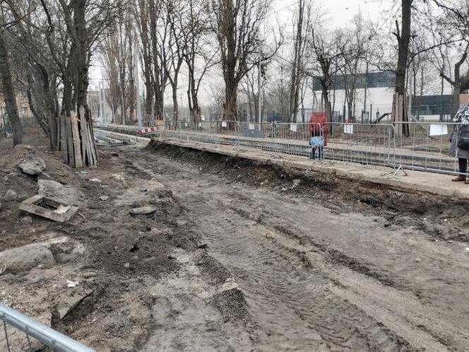 Wpadł do wykopu i zmarł. Co się stało na przystanku grozy?