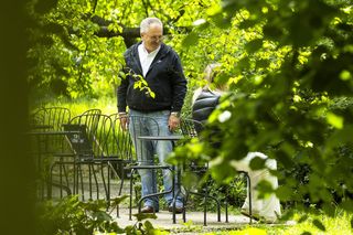 Marek Jakubiak. Pies pomaga mu w kampanii