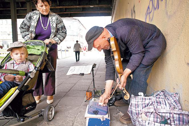 Katowicki skrzypek za datek daje słuchaczom paragon