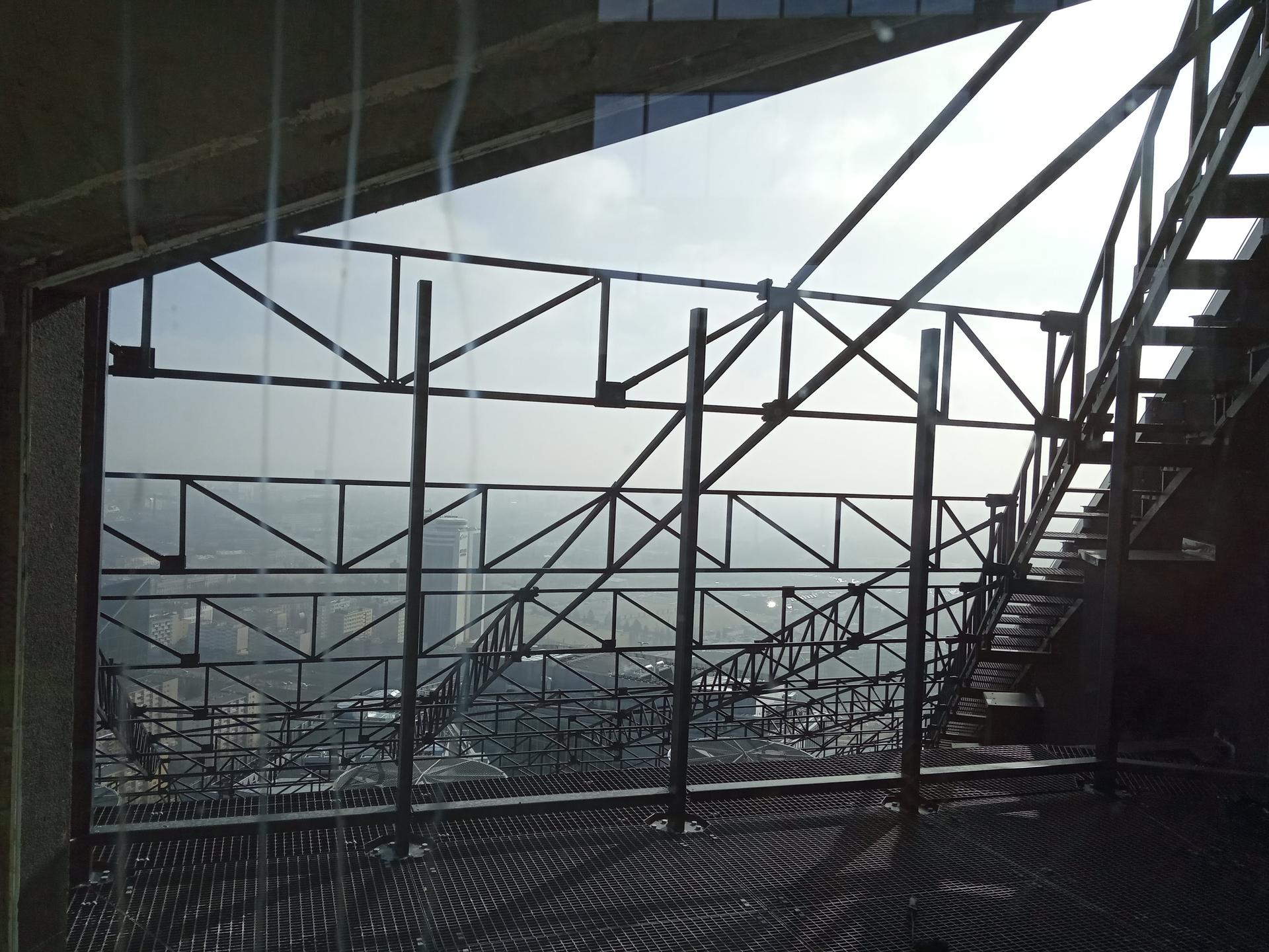 Skyliner w Warszawie: po wieżowcu oprowadza Michał Sadowski