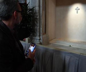 Wierni odwiedzają grób papieża Franciszka