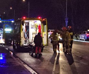 Potworny wypadek w Warszawie. BMW roztrzaskane o drzewo, kierowca zakleszczony