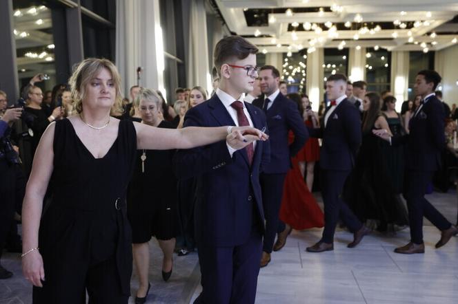 Studniówka na 34. piętrze. Bal maturalny IV LO w Gdańsku [ZDJĘCIA]