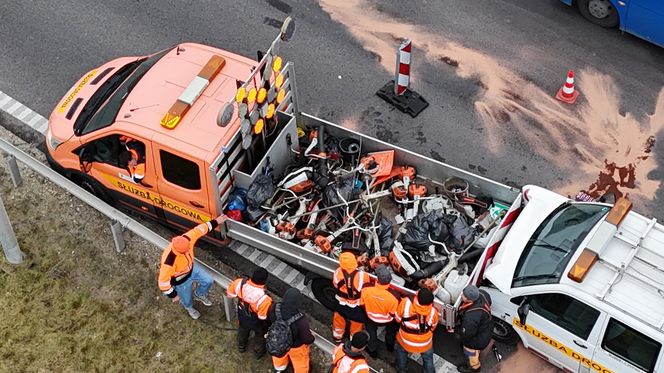 Wjechał Uberem prosto w drogowców. Są ranni