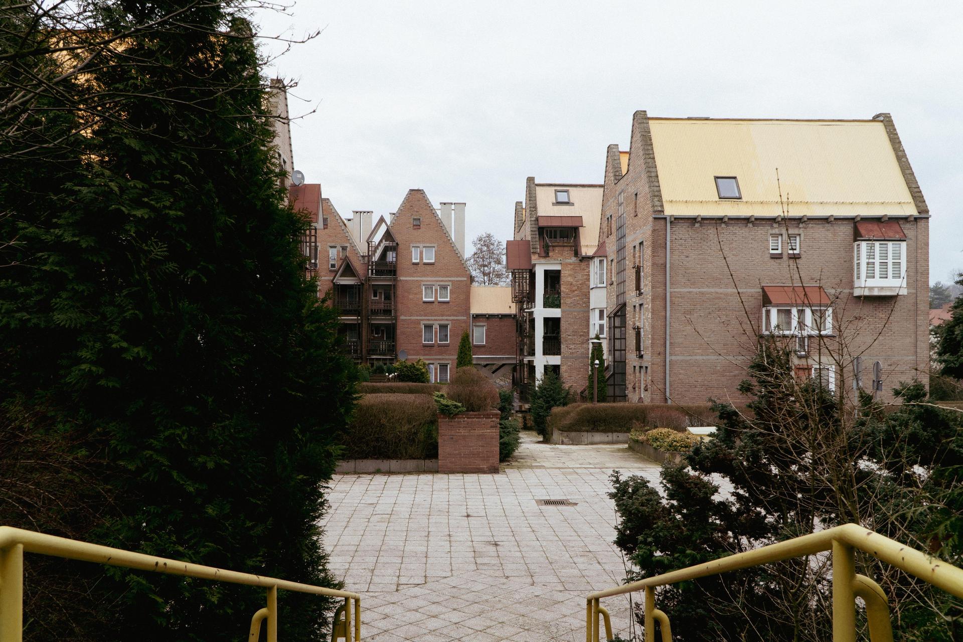 Osiedle Nad Jamną - zdjęcia. Zobacz wyjątkowe osiedle z wielkiej płyty; stoi pod Katowicami