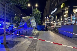 Ciało kobiety przed wejściem do metra. Runęła 7 pięter w dół