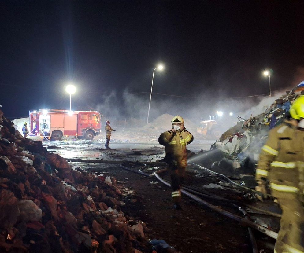 Lubelskie - strażacy w akcji, wielki pożar odpadów w Bełżycach ugaszony