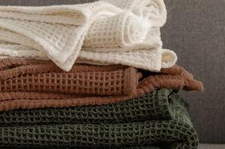 Ciepły koc - idealny prezent na święta. Te koce są niezwykle modne! Zobacz, co jest na topie