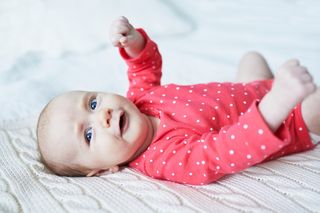 Zabawa z balonami to hit dla 3-miesięcznego malucha. Fizjoterapeutka wylicza jej zalety