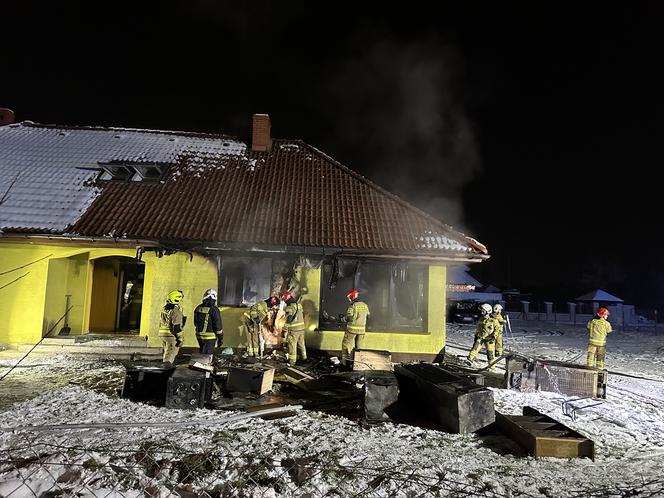 Wybuch gazu pod Legionowem. Strażacy ewakuowali ludzi z płonącego poddasza