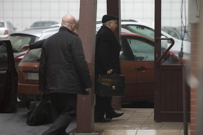 Co Jarosław Kaczyński nosi w teczce?