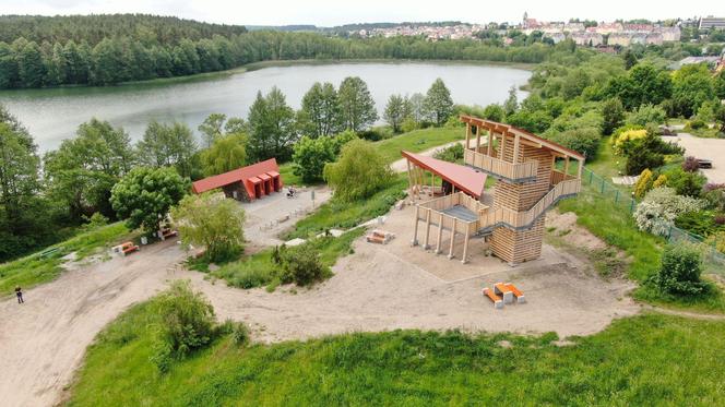 Ogromny pomost i piaszczysta plaża. To miejsce na Mazurach przyciąga tłumy turystów. Zobacz zdjęcia