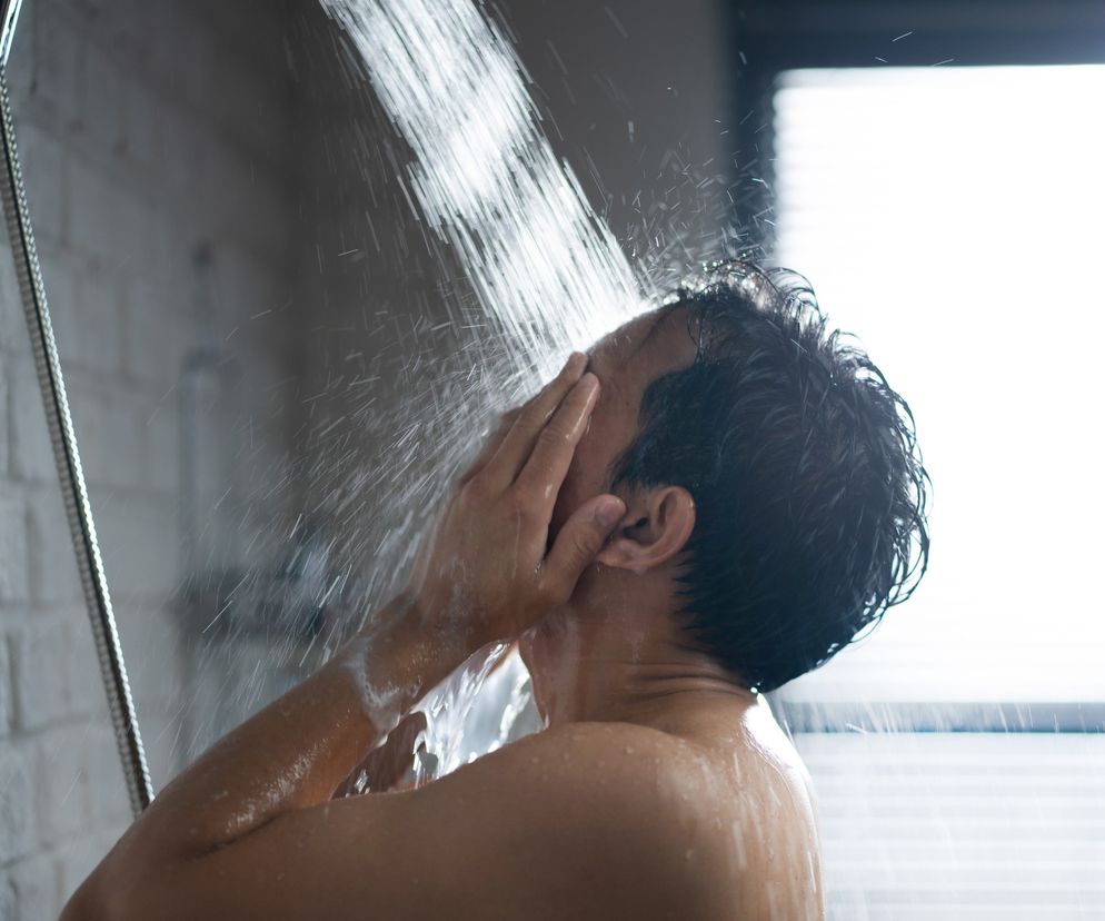 Mężczyzna bierze prysznic