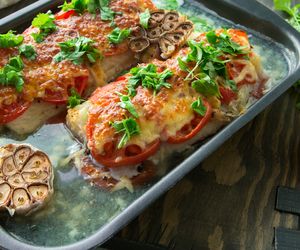 Ryba zapiekana pod warzywami i tartym serem: łatwy przepis na pyszną rybę z piekarnika