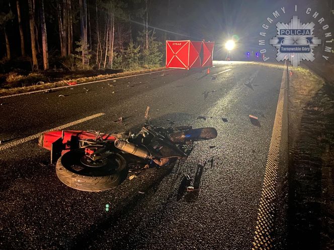 Czołowe zderzenie osobówki z motocyklem na DW907