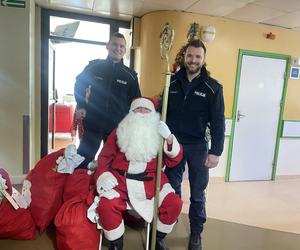Mikołaj odwiedził małych pacjentów Matki Polki. Rozdano aż 300 prezentów [ZDJĘCIA]
