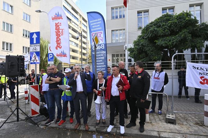 Protest pracowników pod ambasadą Turcji