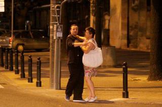 Czesław Mozil poderwał nową kobietę - tańczył z nią i śpiewał na ulicy ZDJĘCIA!