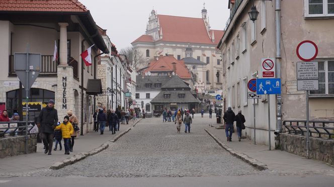 Mglisty Kazimierz Dolny w obiektywie. Miasteczko nad Wisłą przyciąga turystów nawet późną jesienią