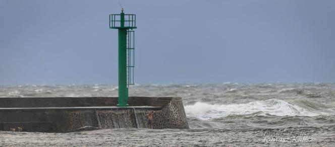 Darłowo: Sztormowa fala "zmyła" chłopaka z falochronu. Zbieg okoliczności sprawił, że uszedł z życiem!