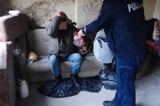 Nie tylko egzekwują prawo, ale także niosą pomoc. Policjanci z Wielkopolski otoczyli pomocą bezdomnego